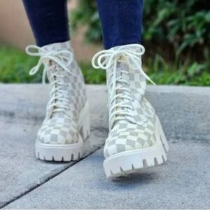 Checkered lace up thick heel boots